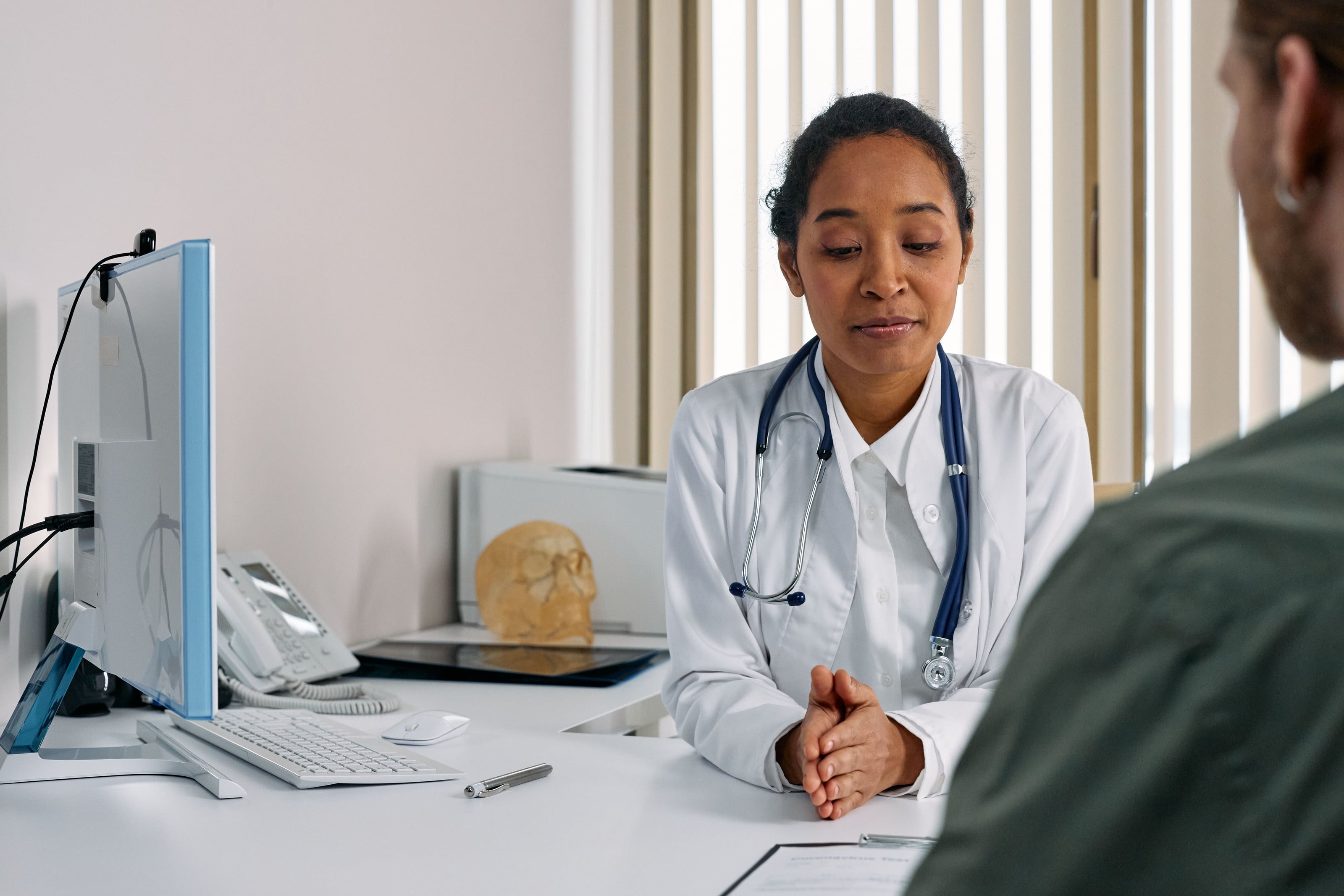 Profesional de la salud en consulta con un paciente