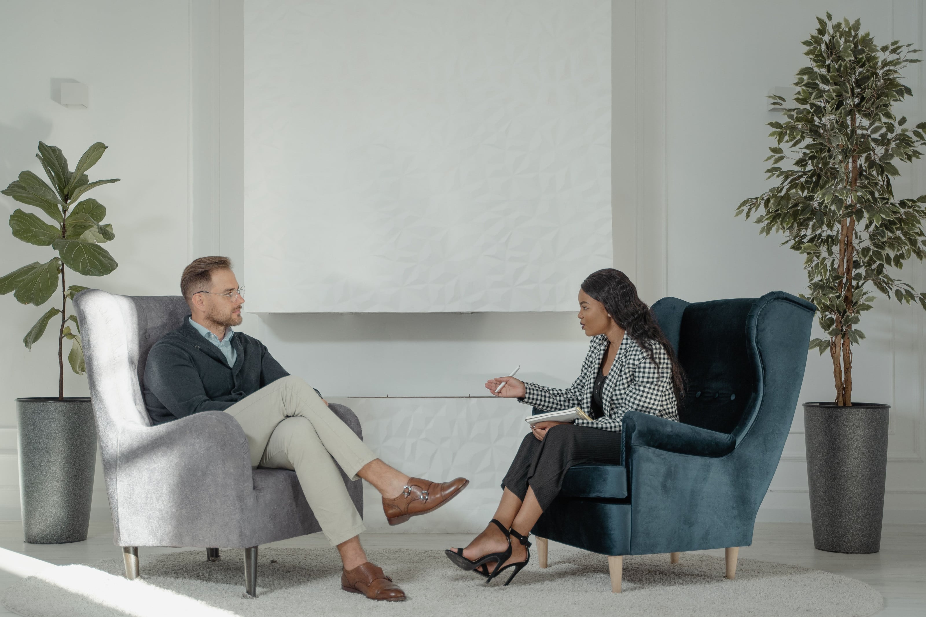 Psicóloga conversando con un paciente en su consultorio